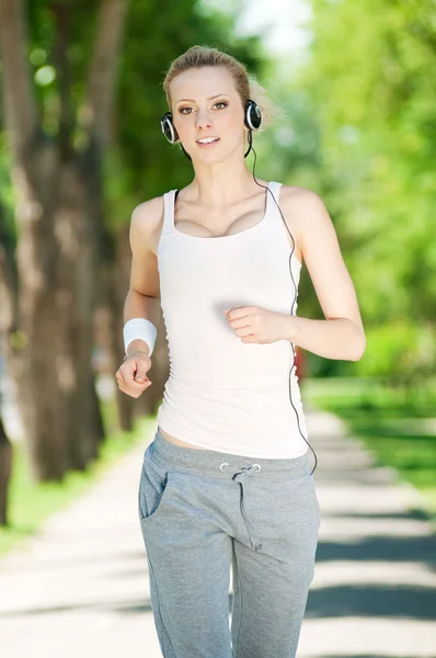 Jonge vrouw met groene park — Stockfoto