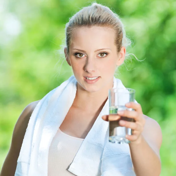 Mujer bebiendo agua después del ejercicio — Foto de Stock