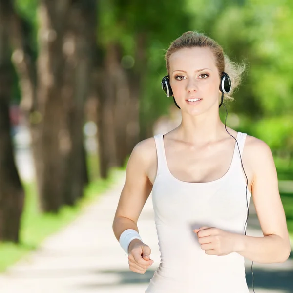 Mujer joven corriendo en el parque verde —  Fotos de Stock