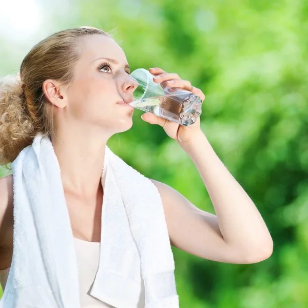 운동 후 물을 마시는 여자 — 스톡 사진