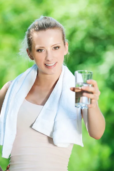 Kvinna dricksvatten efter träning — Stockfoto