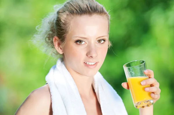 Mujer bebiendo jugo después del ejercicio —  Fotos de Stock