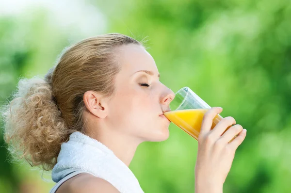 Mulher bebendo suco após o exercício — Fotografia de Stock