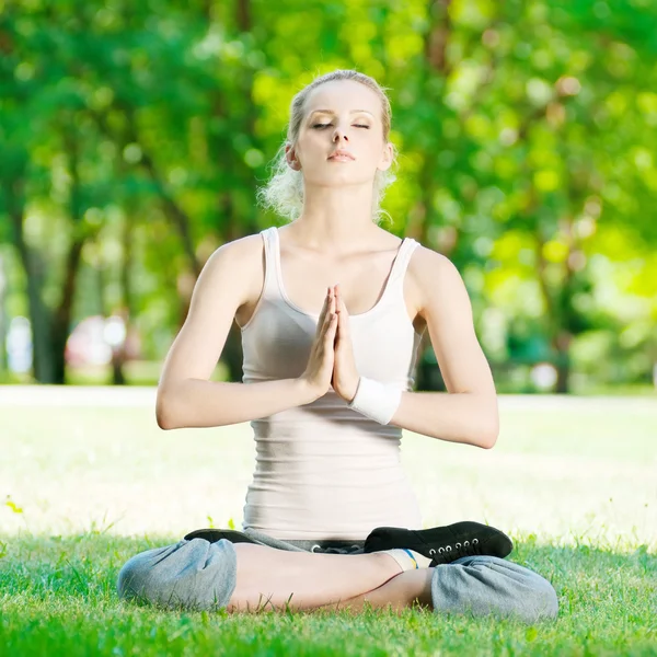 Jovem mulher fazendo exercício de ioga — Fotografia de Stock