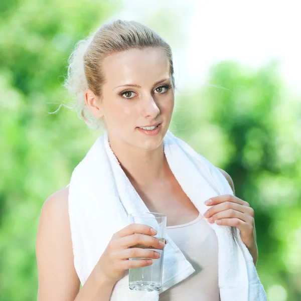 Mujer bebiendo agua después del ejercicio — Foto de Stock