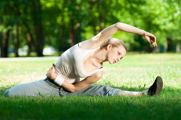 Yoga yapan genç bir kadın. — Stok fotoğraf