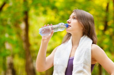 kadın fitness egzersiz sonrası su içme