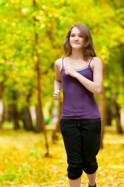 sonbahar Park'ta çalışan bir genç kız