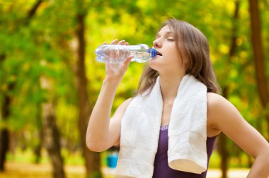 kadın fitness egzersiz sonrası su içme