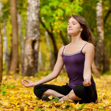 sonbahar Park yoga egzersizleri yapıyor kadın