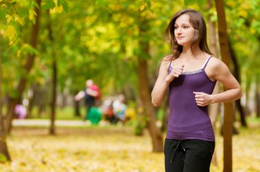 sonbahar Park'ta çalışan bir genç kız
