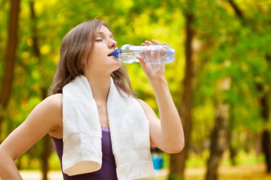 kadın fitness egzersiz sonrası su içme