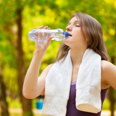 kadın fitness egzersiz sonrası su içme