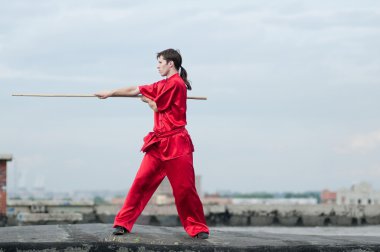 Kırmızı pratik dövüş sanatı wushoo adam