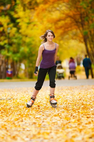 Mujer en patines en el parque — Foto de Stock