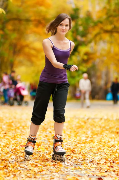 Vrouw op rolschaatsen in het park — Stockfoto