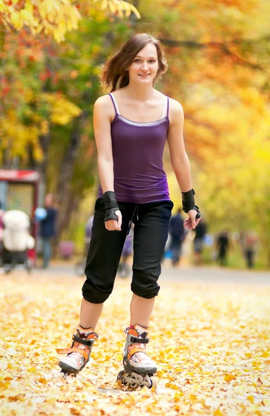 Vrouw op rolschaatsen in het park — Stockfoto