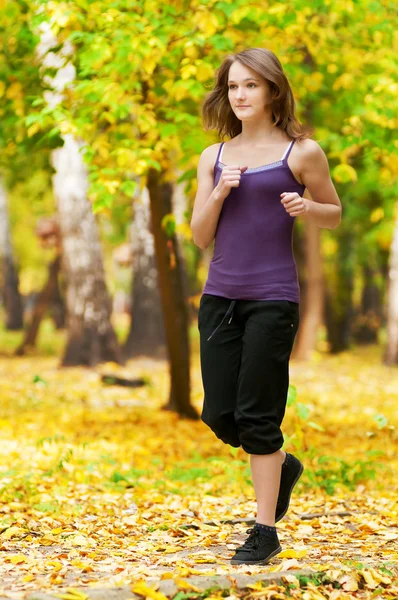 秋の公園で走っている少女 — ストック写真