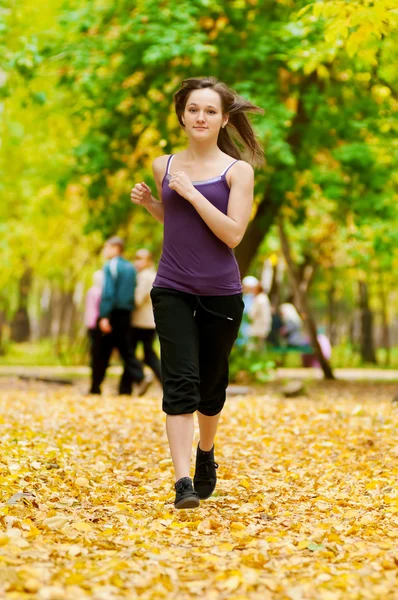 Sonbahar Park'ta çalışan bir genç kız — Stok fotoğraf