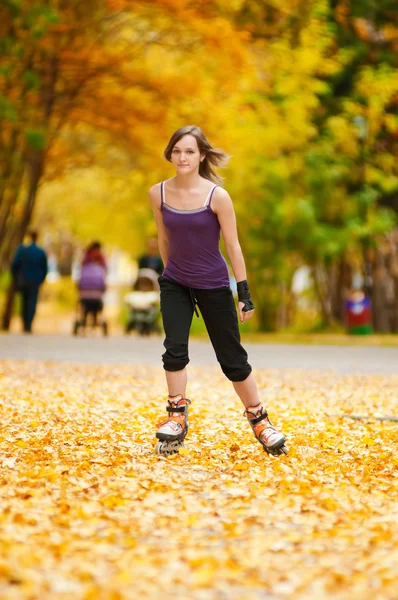 旱冰鞋在公园里的女人 — 图库照片