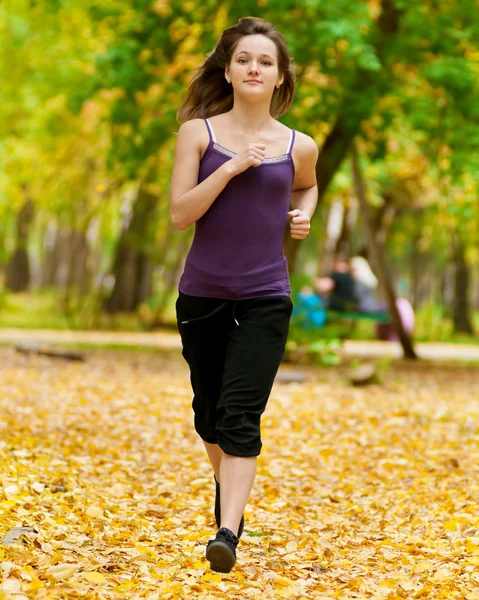 Sonbahar Park'ta çalışan bir genç kız — Stok fotoğraf