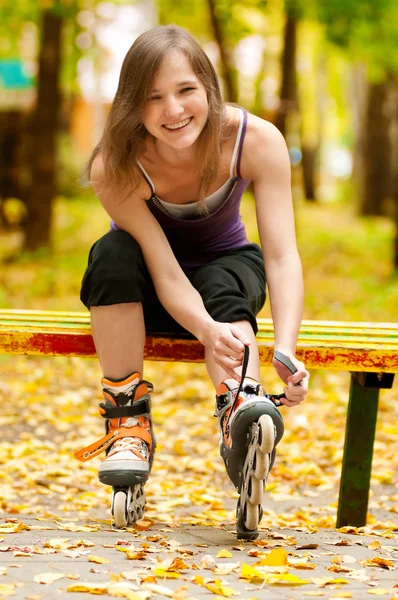 Woman on roller skates in the park — Stock Photo, Image
