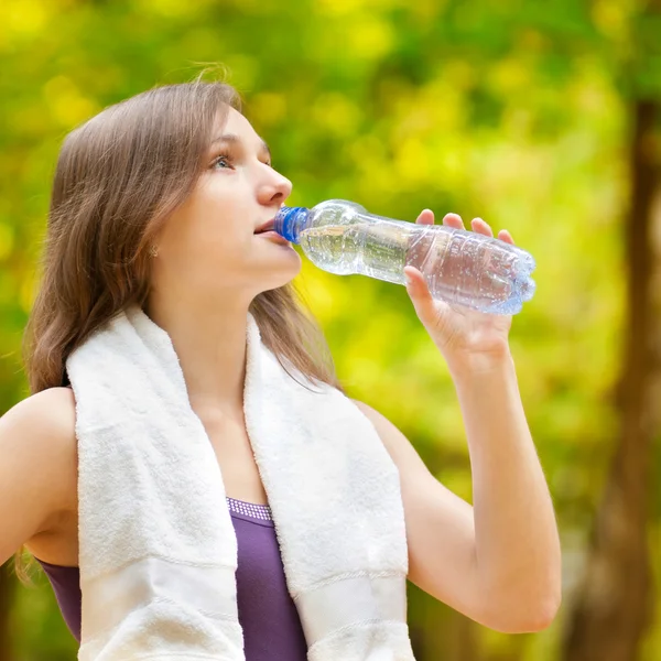 Mulher bebendo água após exercício de fitness — Fotografia de Stock