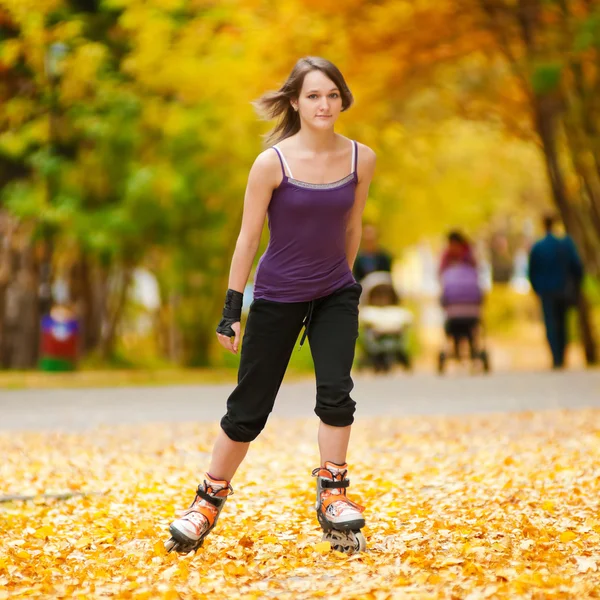 Vrouw op rolschaatsen in het park — Stockfoto