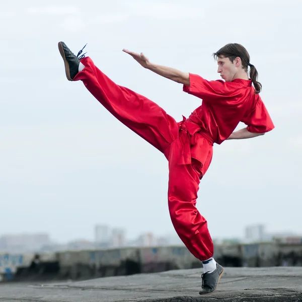 Wushoo uomo in pratica rossa arte marziale — Foto Stock