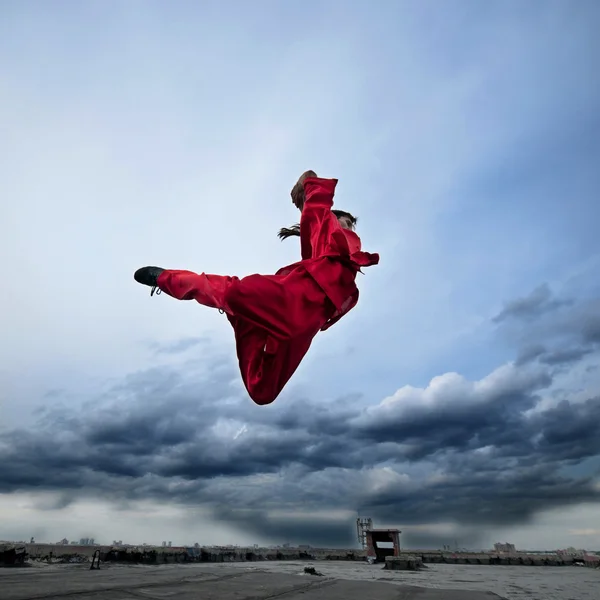 Wushoo hombre en la práctica roja de arte marcial —  Fotos de Stock