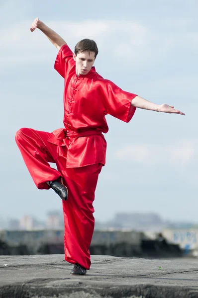 Wushoo hombre en las artes marciales práctica rojo — Stockfoto