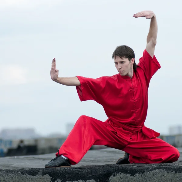 Wushoo hombre en las artes marciales práctica rojo — Stockfoto