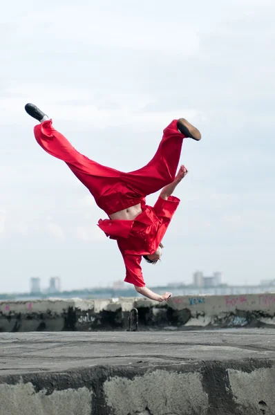 Wushoo hombre en las artes marciales práctica rojo — Stockfoto