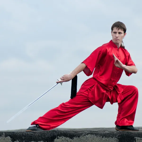 Wushoo homme en rouge pratique l'art martial — Photo