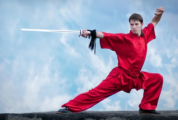 Wushoo hombre en las artes marciales práctica rojo — Stockfoto