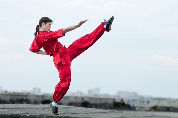 Wushoo homme en rouge pratique l'art martial — Photo