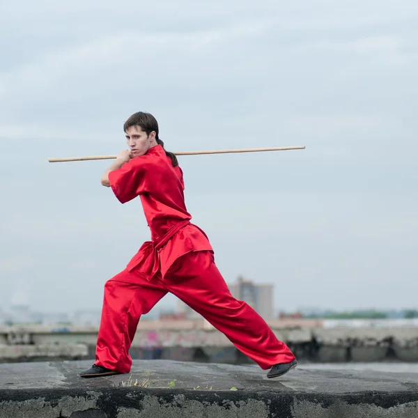 Wushoo hombre en las artes marciales práctica rojo — Stockfoto