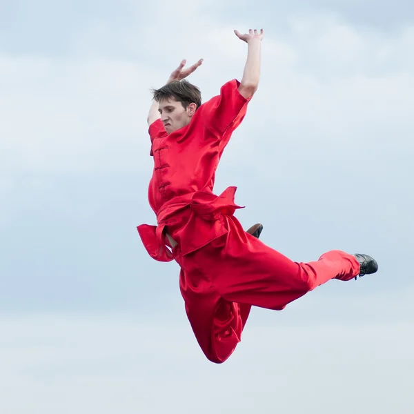 Wushoo hombre en las artes marciales práctica rojo — Stockfoto