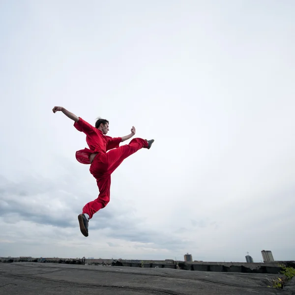 Wushoo hombre en la práctica roja de arte marcial —  Fotos de Stock