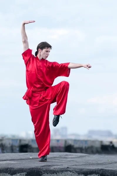 Wushoo hombre en las artes marciales práctica rojo — Stockfoto