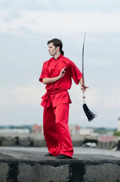Mann in Rot praktiziert Kampfkunst — Stockfoto