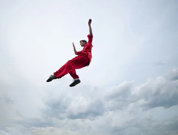 Wushoo hombre en la práctica roja de arte marcial —  Fotos de Stock