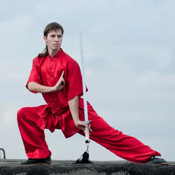 Wushoo homme en rouge pratique l'art martial — Photo