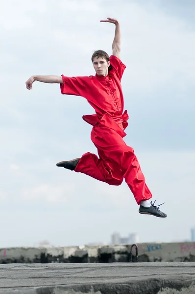 Wushoo homme en rouge pratique l'art martial — Photo