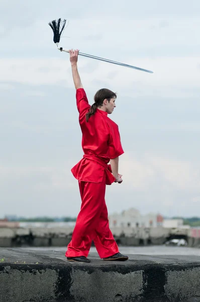 Wushoo hombre en las artes marciales práctica rojo — Stockfoto