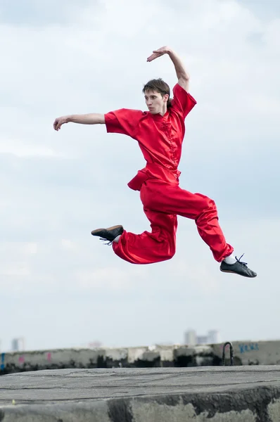 Wushoo man in red practice martial art — Stock Photo, Image