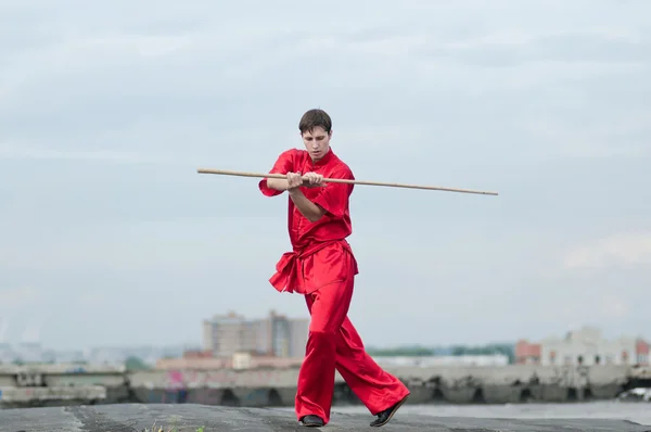 Wushoo homme en rouge pratique l'art martial — Photo