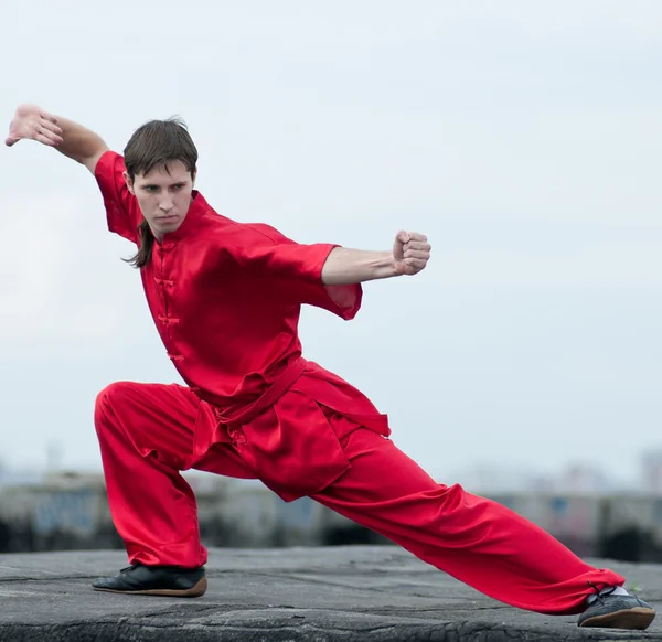 Wushoo hombre en las artes marciales práctica rojo — Stockfoto