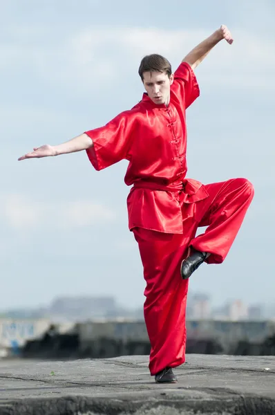 Wushoo hombre en las artes marciales práctica rojo — Stockfoto