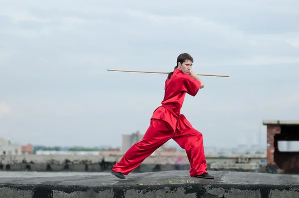 Wushoo hombre en las artes marciales práctica rojo — Stockfoto